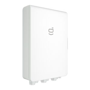 Weißes, kompaktes Gehäuse für eine Heim-Batterie und eine netzunabhängige Stromversorgungsstation mit abgerundeten Ecken und mehreren Kabeleinführungen an der Unterseite für die Installation einer Solaranlage