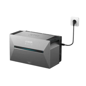 Anker SOLIX Solarbank 3 Pro, graue Heimspeicherbatterie mit LED-Anzeige und schwarzem Stromkabel, angeschlossen an einen weißen Wandstecker.