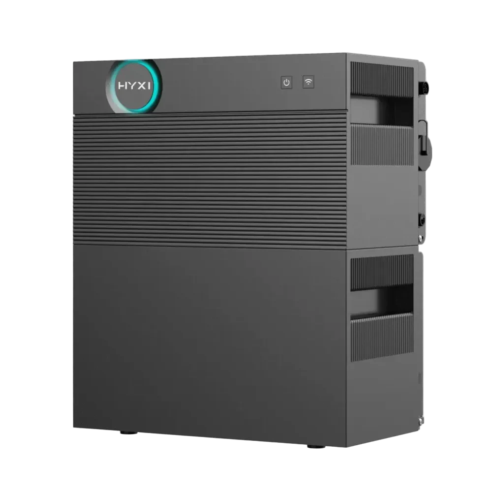Hyxi-Heimakku in Schwarz mit horizontalen Rillen und einem blau beleuchteten Ring um das Logo, ausgestattet mit LED-Anzeigen für Ein/Aus und WLAN an der Oberseite