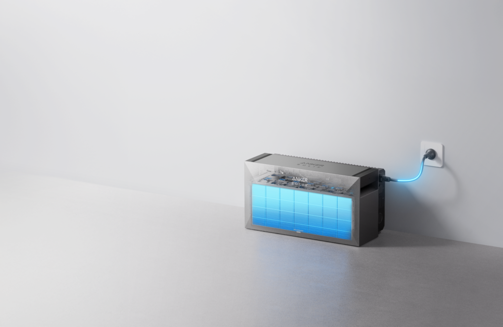 Anker Solix-Heimakku mit sichtbaren blauen Samsung 21700-Lithium-Ionen-Zellen, angeschlossen an eine Wandsteckdose mit einem leuchtend blauen Stromkabel vor einem hellen Hintergrund
