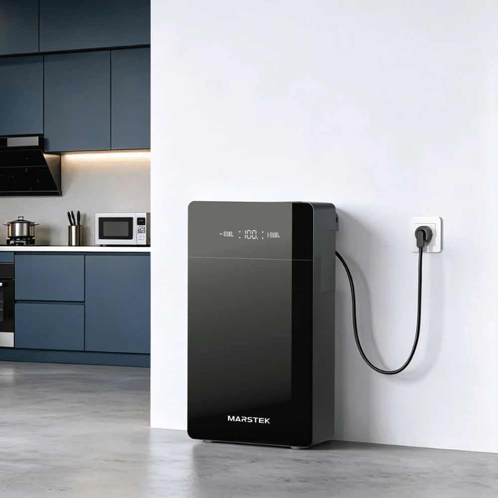 Marstek-Heimakku, schwarzes Modell mit Digitalanzeige, befestigt an einer weißen Wand und einem blauen Küchenschrank im Hintergrund