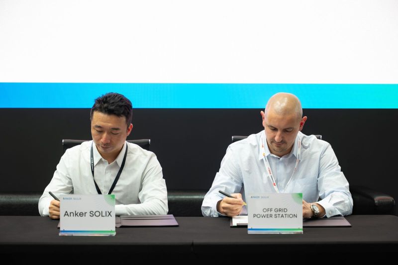 Amir bij tekenen van Anker Solix partnerschap